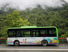 李微（左）正在秋那桶村帮帮村平易近发卖羊特